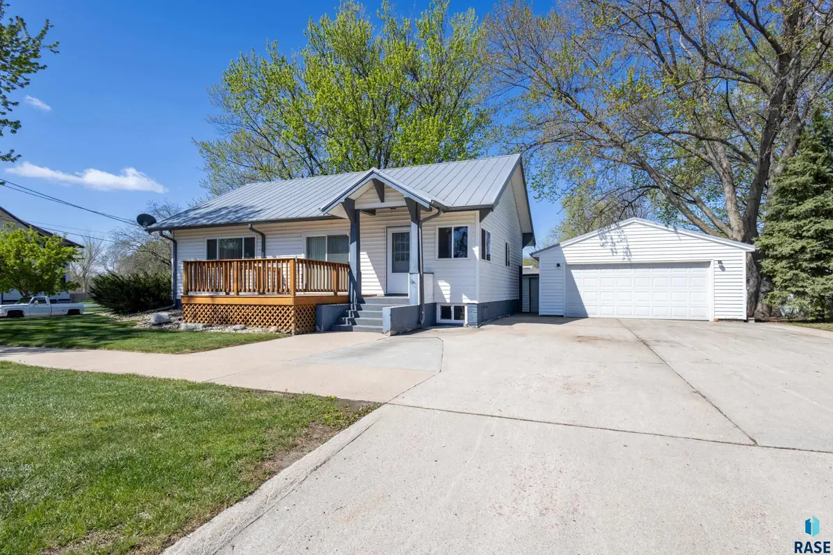 102 W Elder St, Canton, SD 57013 - #1