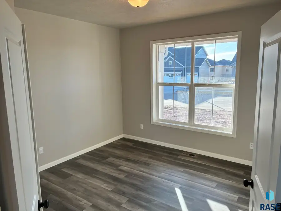 2808 S Copper Creek Ave, Sioux Falls, SD 57110 - #3