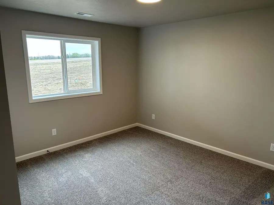 2612 S Copper Creek Ave, Sioux Falls, SD 57110 - #3