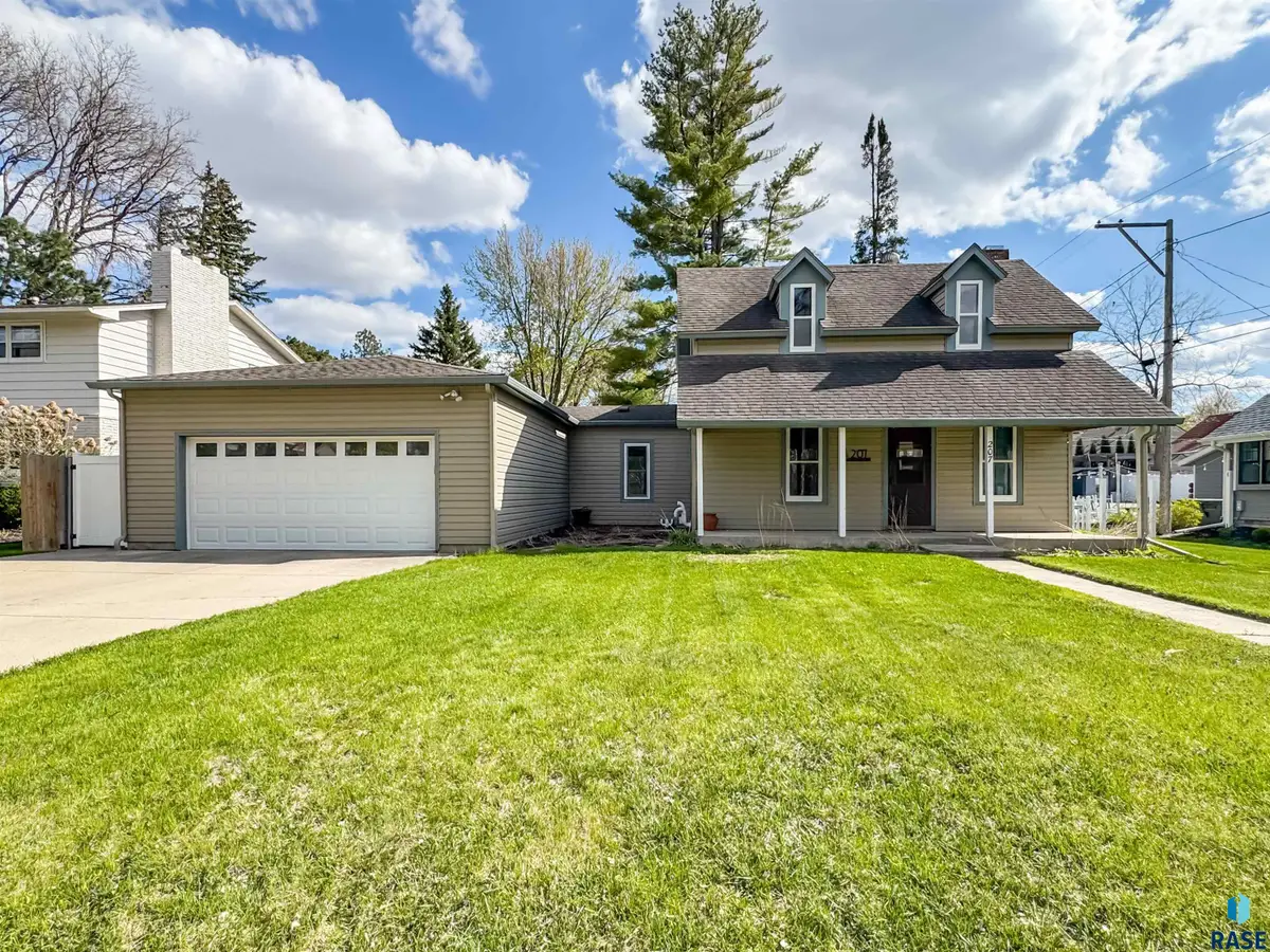 207 E 30th St, Sioux Falls, SD 57105 - #1
