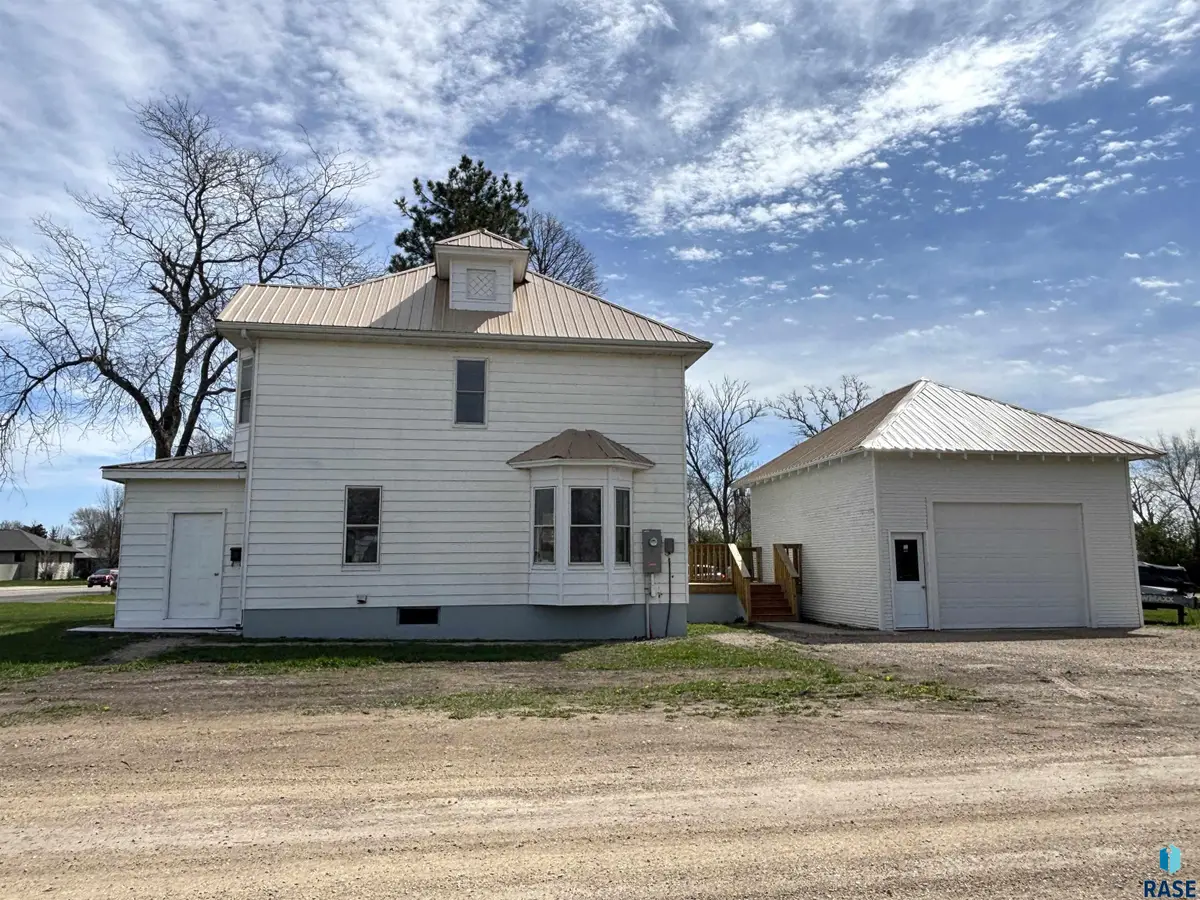 800 E 3rd St, Miller, SD 57362 - #1