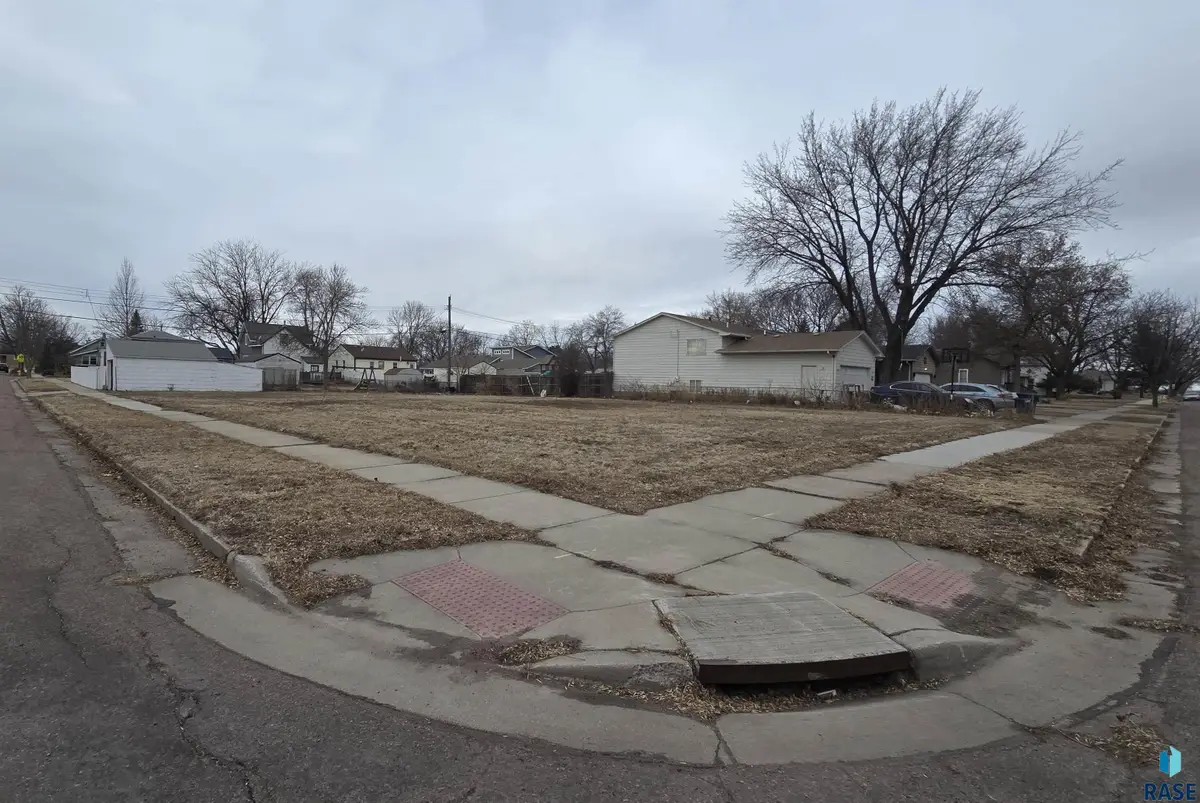 1103 N Lincoln Ave, Sioux Falls, SD 57104 - #1