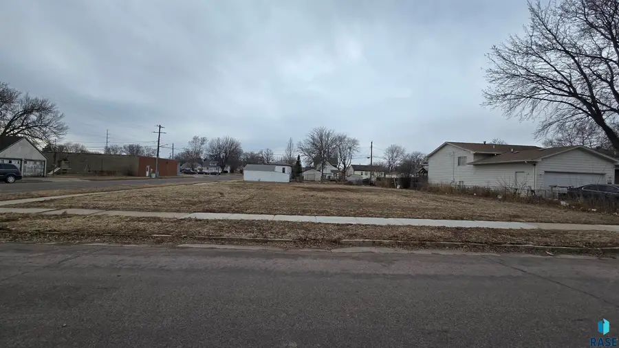 1103 N Lincoln Ave, Sioux Falls, SD 57104 - #2