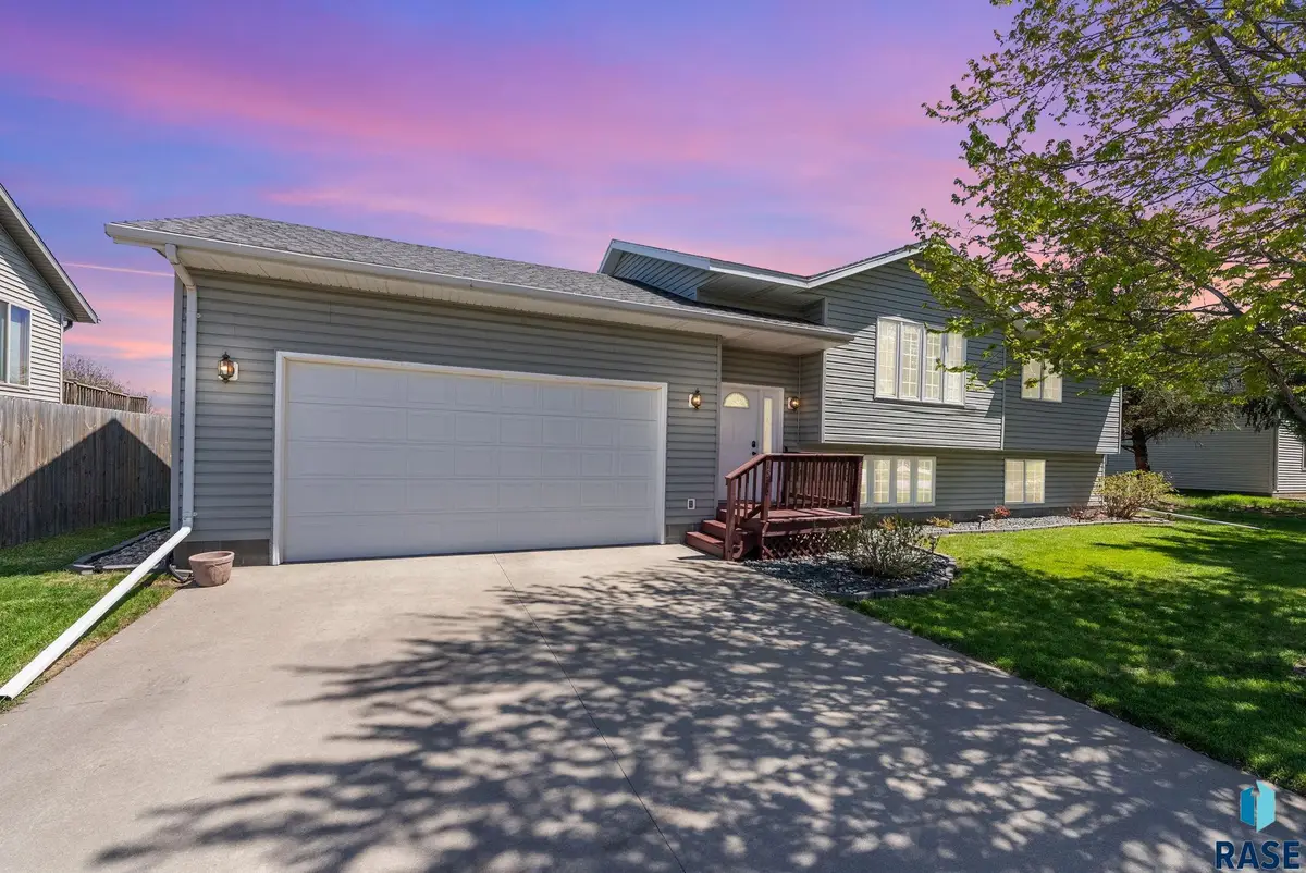 1516 N Minnesota St, Mitchell, SD 57301 - #1
