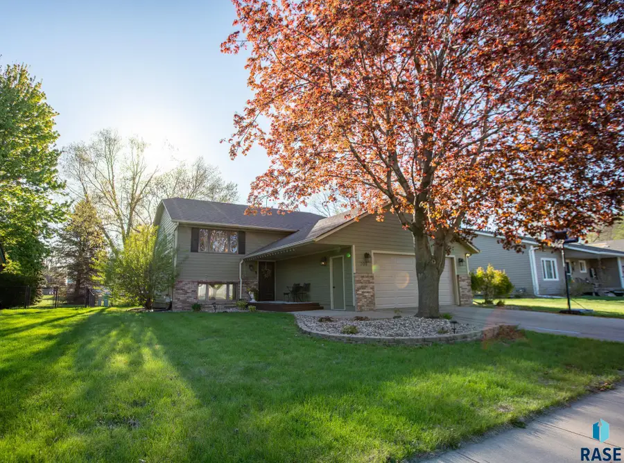 708 S Lakota Ave, Brandon, SD 57005 - #3