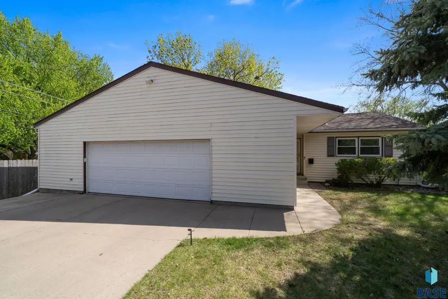 2700 S Hawthorne Ave, Sioux Falls, SD 57105 - #3