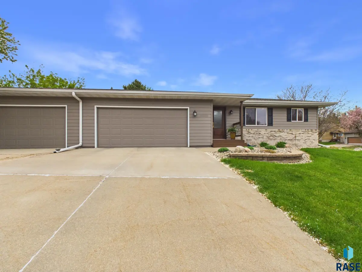1203 E 56th St, Sioux Falls, SD 57105 - #1