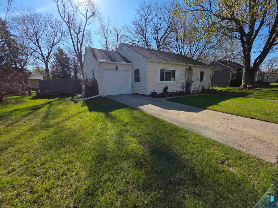 1230 SE Utah Ave, Huron, SD 57350 - #2