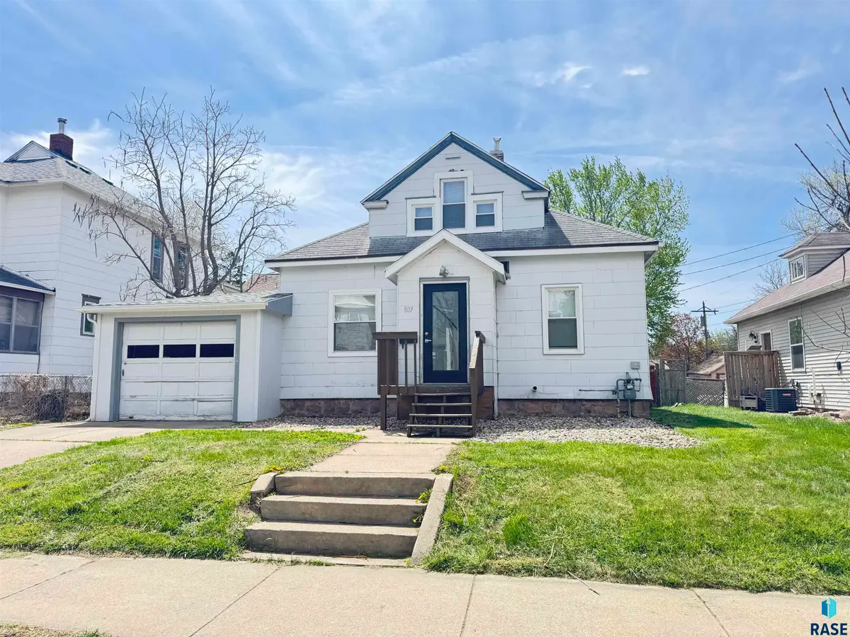 807 W 12th St, Sioux Falls, SD 57104 - #1