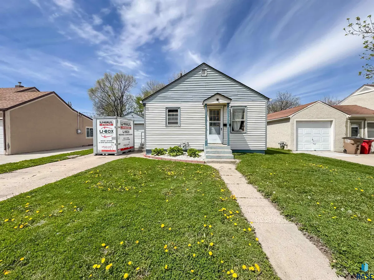 1013 N Kiwanis Ave, Sioux Falls, SD 57104 - #1