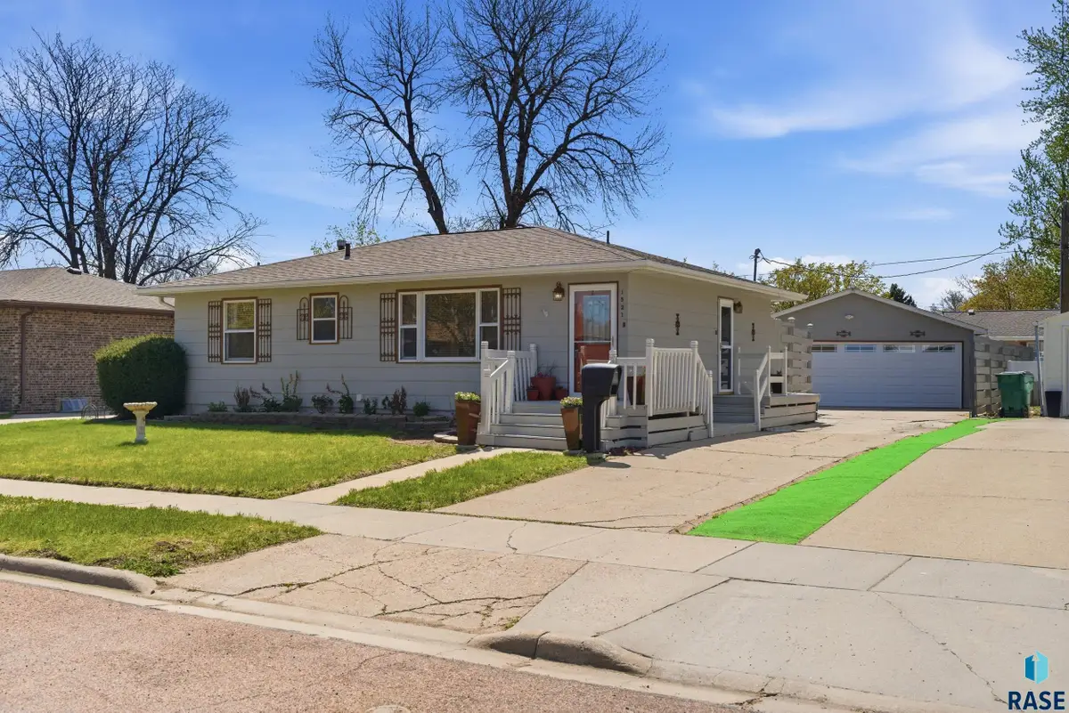 1521 E 5th Ave, Mitchell, SD 57301 - #1