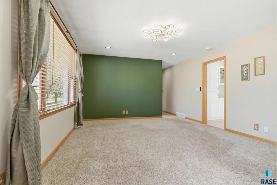 1521 E 5th Ave, Mitchell, SD 57301 - #2