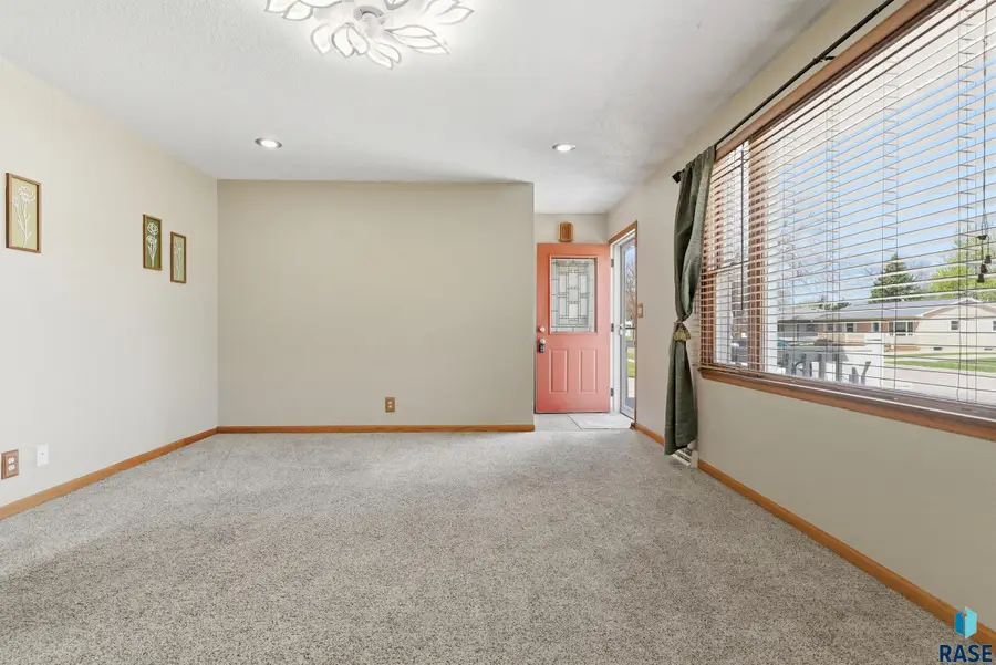 1521 E 5th Ave, Mitchell, SD 57301 - #3