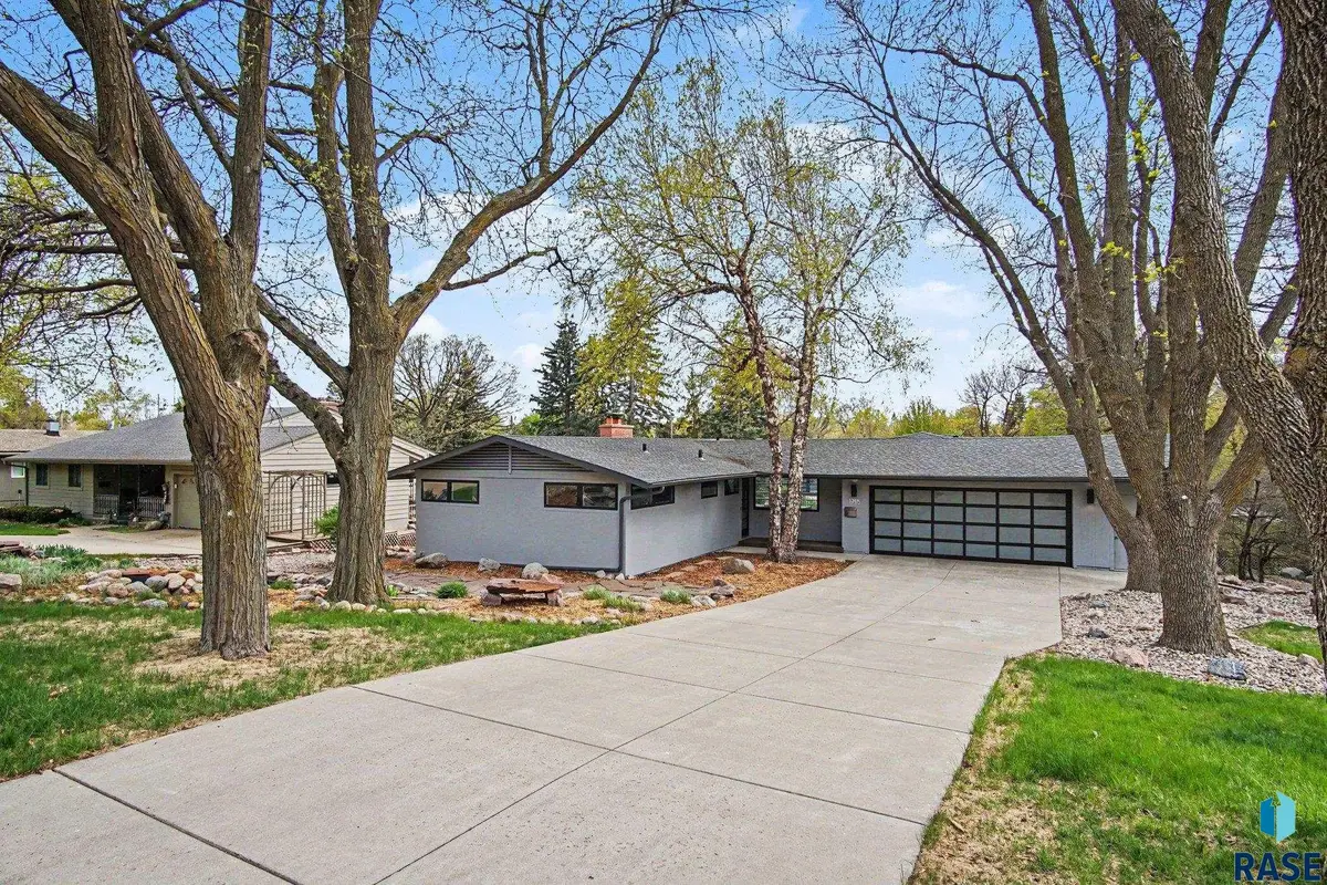 1916 S Austin Dr, Sioux Falls, SD 57105 - #1