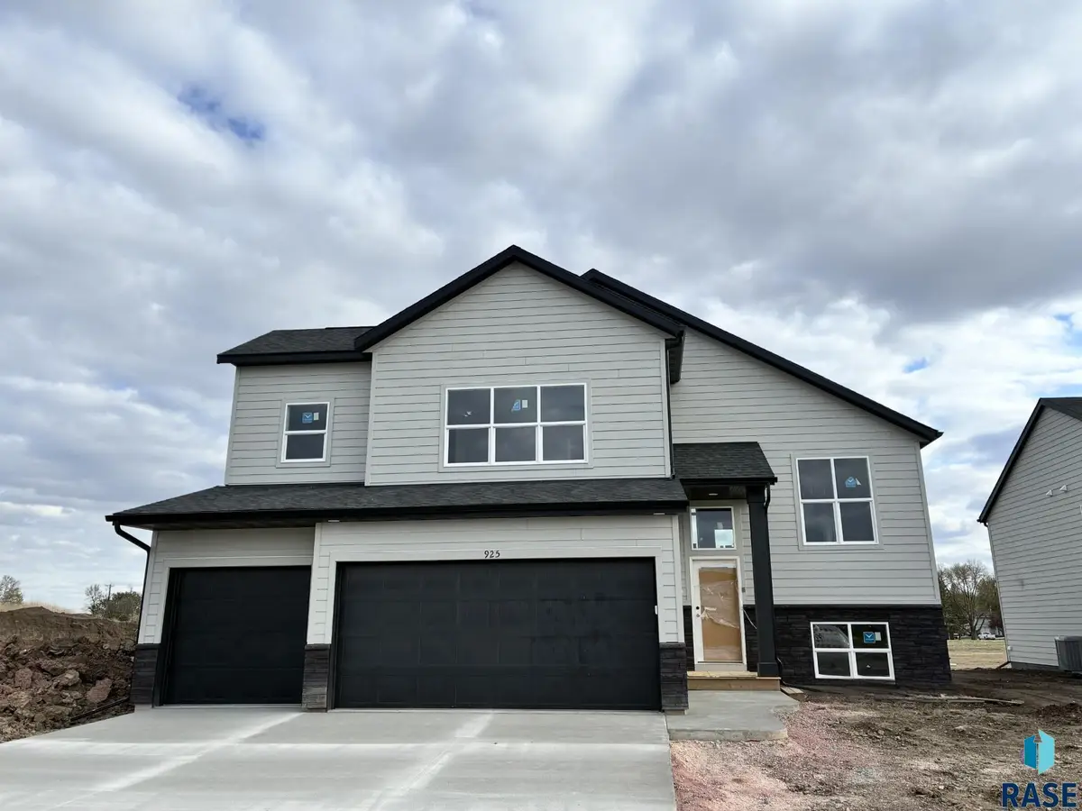 925 Estate St, Harrisburg, SD 57032 - #1
