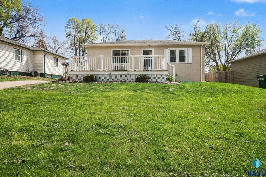 3013 E 17th St, Sioux Falls, SD 57103 - #2