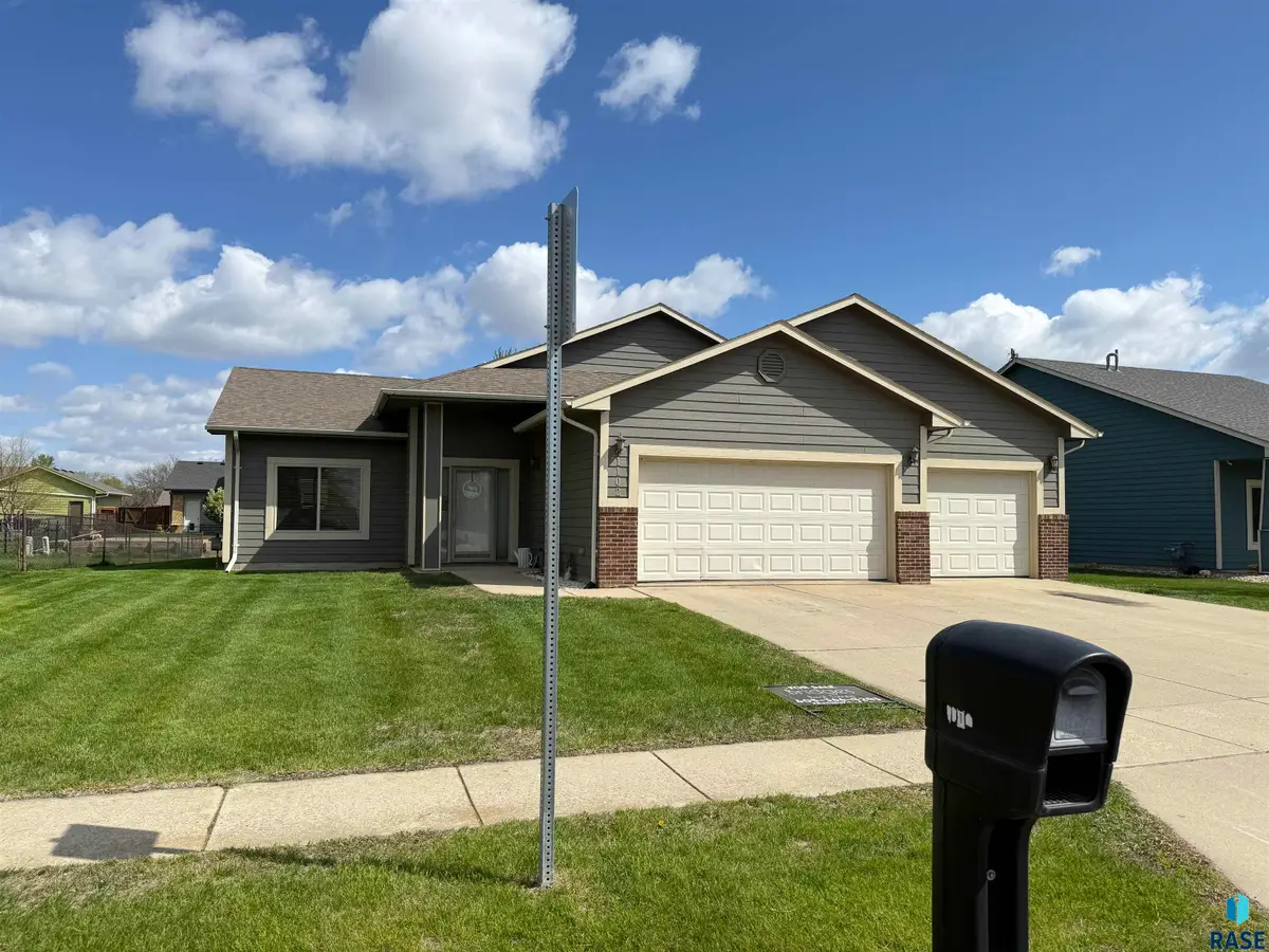 1102 E Perry Ln, Harrisburg, SD 57032 - #1