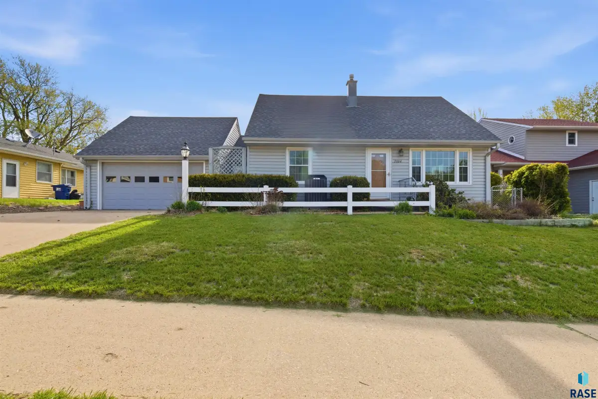 2004 S Sherman Ave, Sioux Falls, SD 57105 - #1