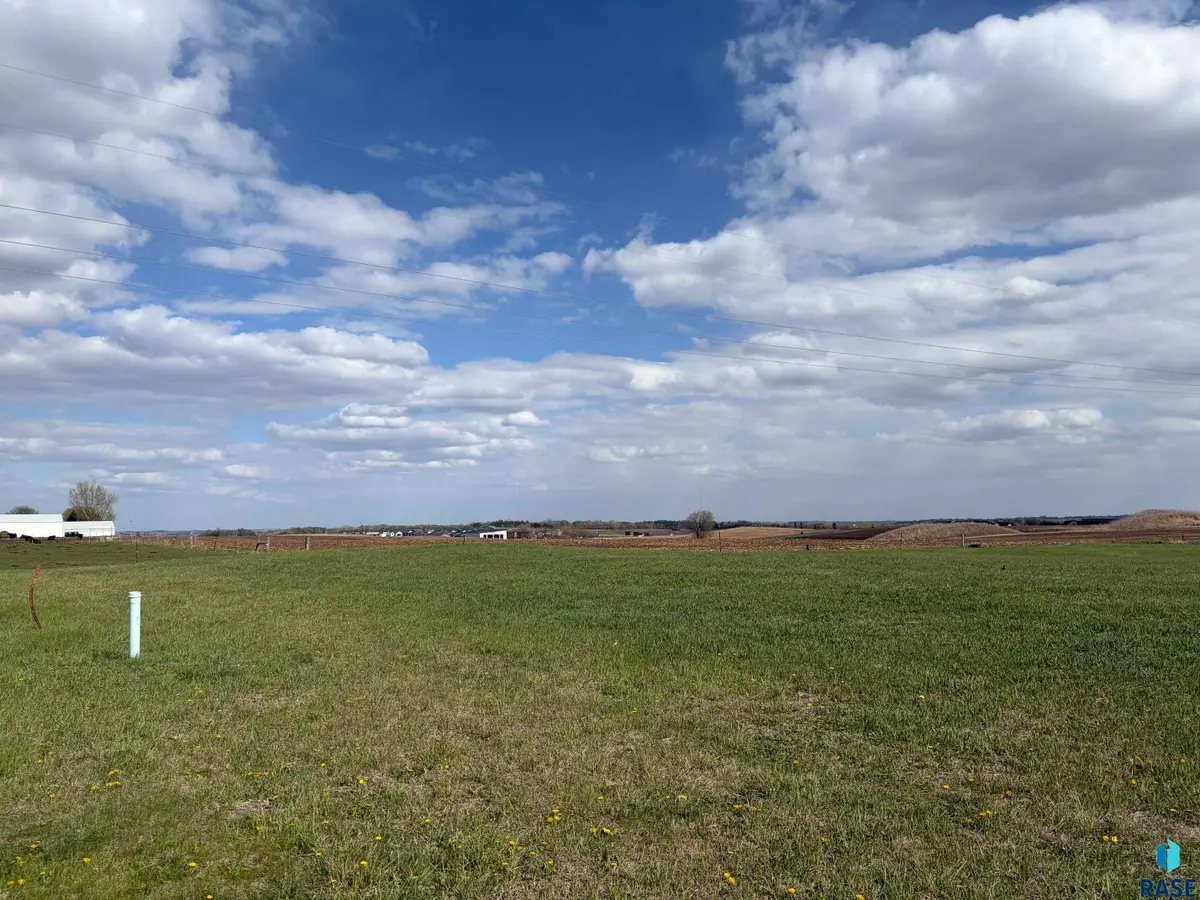 5609 E Chandler Dr, Sioux Falls, SD 57110 - #1