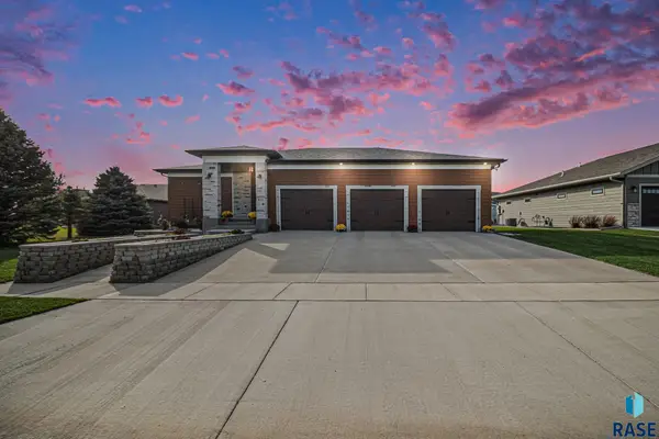 815 Heatherwood Ave, Madison, SD 57042