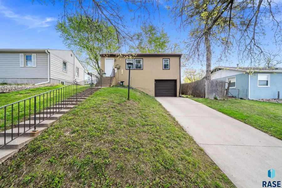 608 S Highland Ave, Sioux Falls, SD 57103 - #2