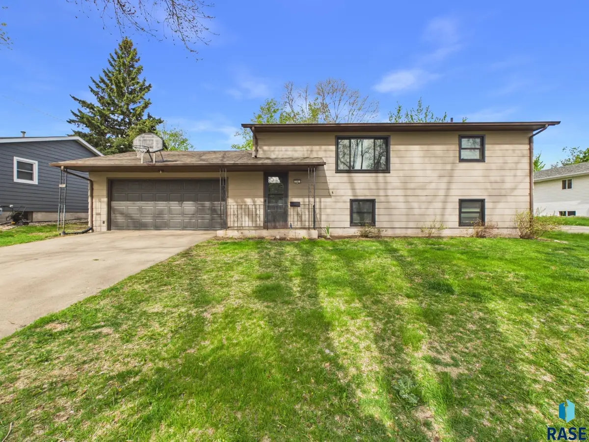 701 S Rohl Dr, Sioux Falls, SD 57103 - #1