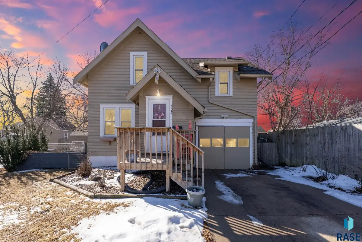 607 28th St, Sioux Falls, SD 57105 - #1
