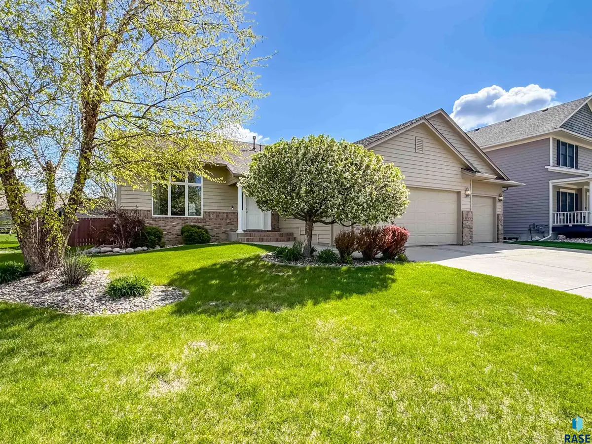 3144 S Newcastle Ct, Sioux Falls, SD 57110 - #1