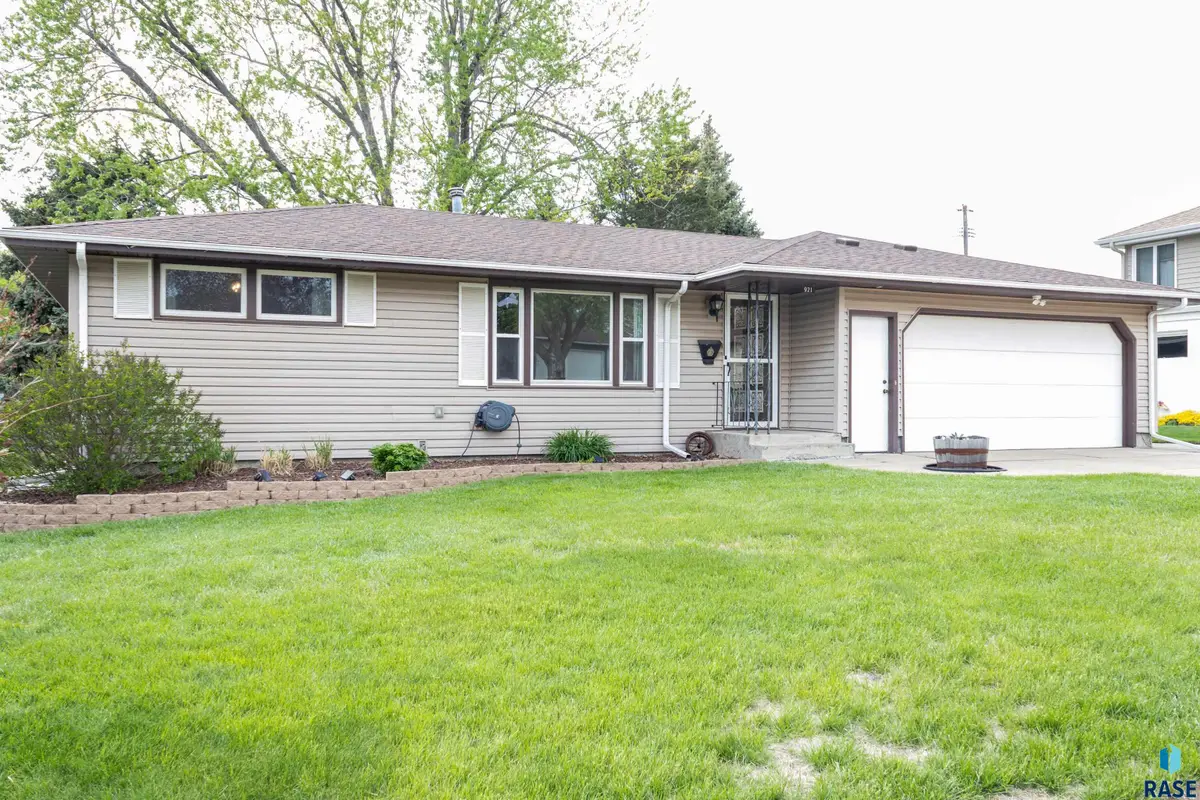 921 S Conklin Ave, Sioux Falls, SD 57103 - #1