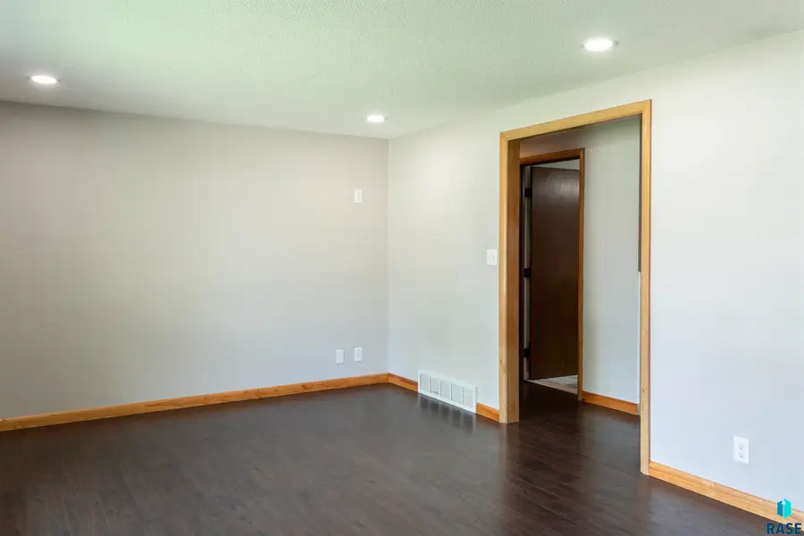 921 S Conklin Ave, Sioux Falls, SD 57103 - #3