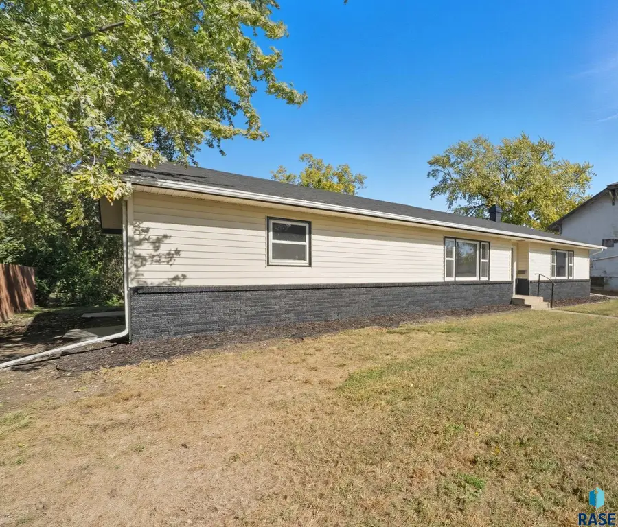 206 W Hemlock St, Beresford, SD 57004 - #2