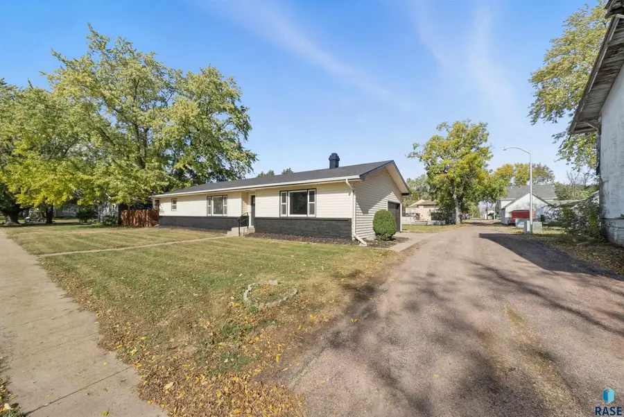 206 W Hemlock St, Beresford, SD 57004 - #3
