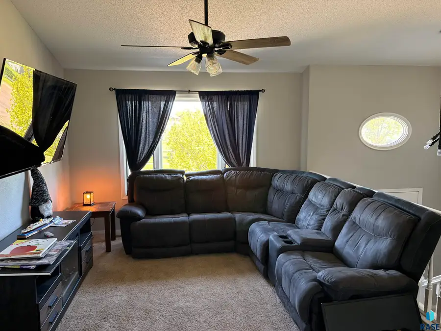 713 Magnolia Dr, Brandon, SD 57005 - #3