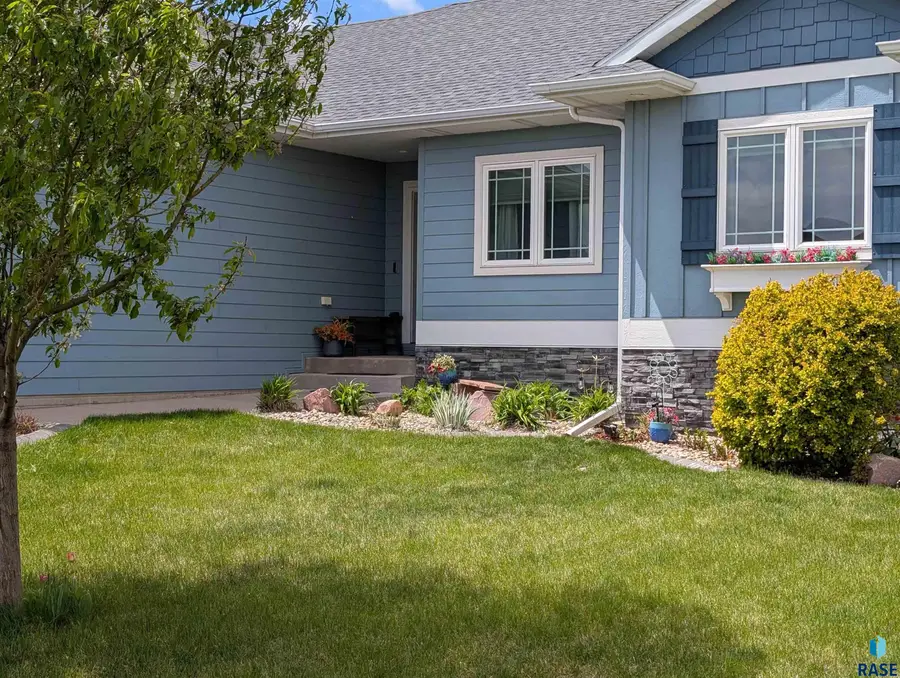 1305 S Gill Ave, Sioux Falls, SD 57106 - #2
