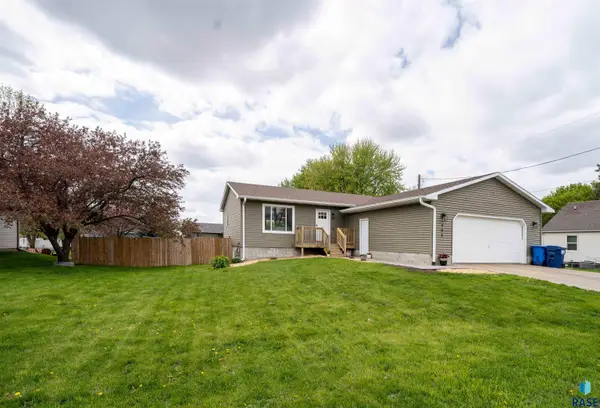405 S Columbia St, Harrisburg, SD 57032