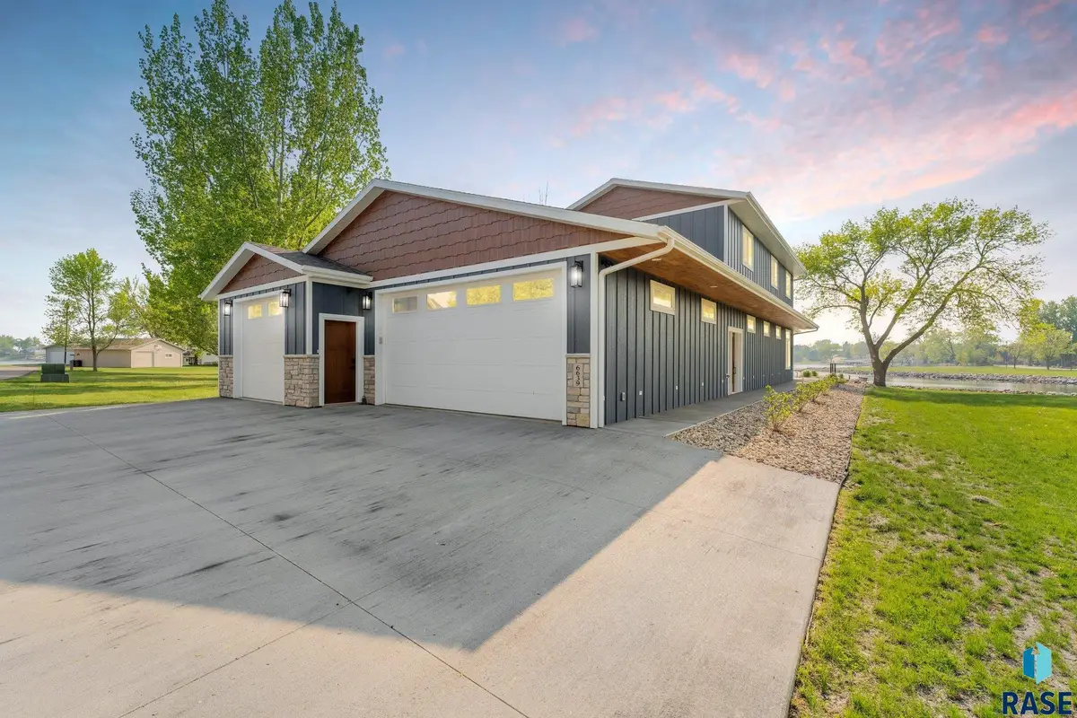 6639 Peninsula Ln, Wentworth, SD 57075 - #1