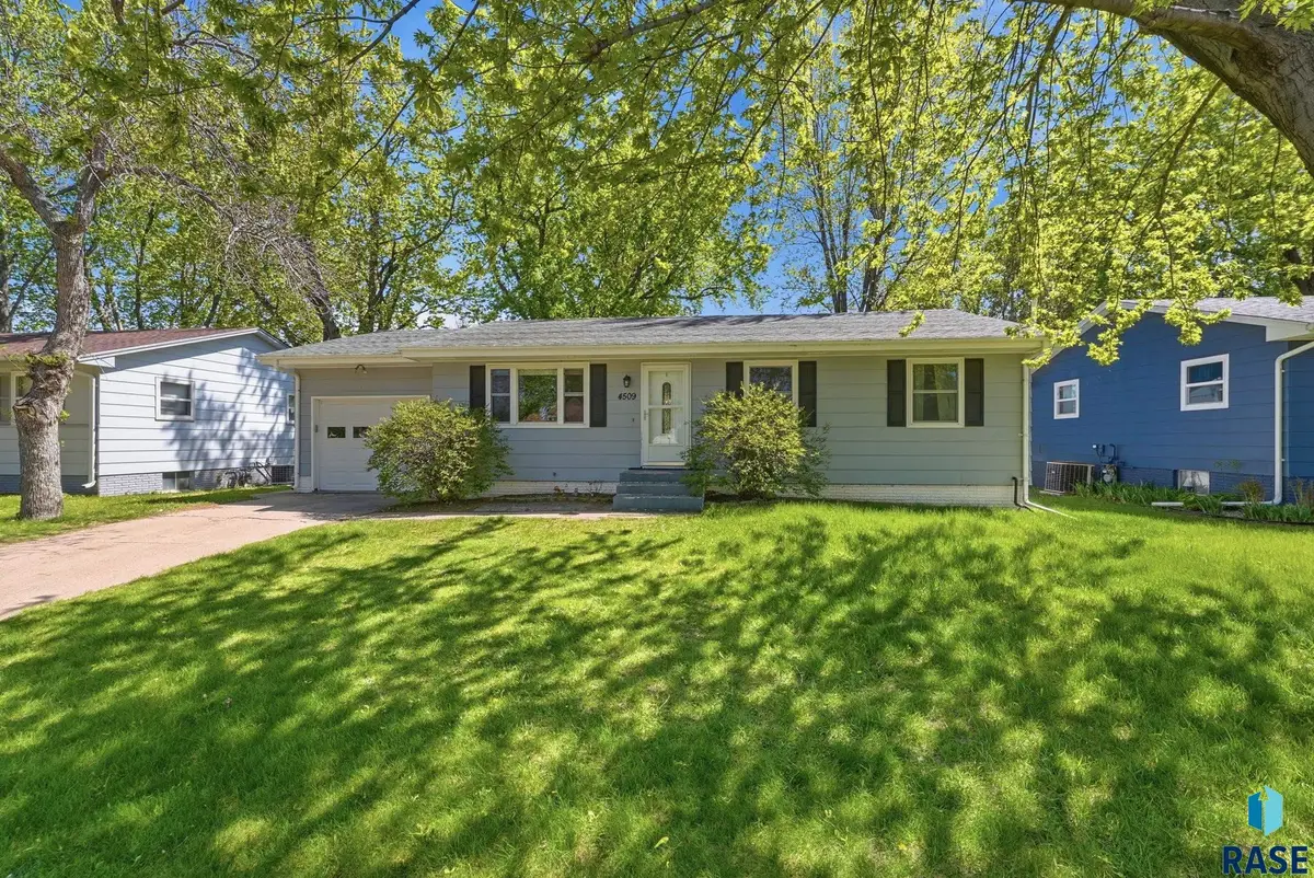 4509 W 37th St, Sioux Falls, SD 57106 - #1