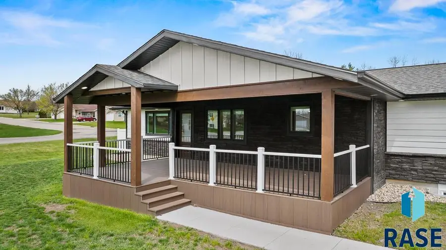 711 W 8th St St, Clear Lake, SD 57226 - #2
