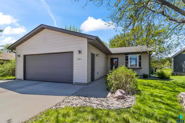 2923 Lakeview Dr, Yankton, SD 57078