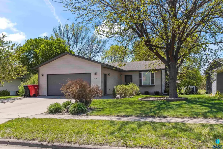 2923 Lakeview Dr, Yankton, SD 57078 - #2