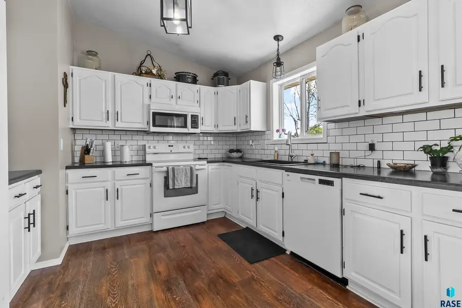 2923 Lakeview Dr, Yankton, SD 57078 - #3