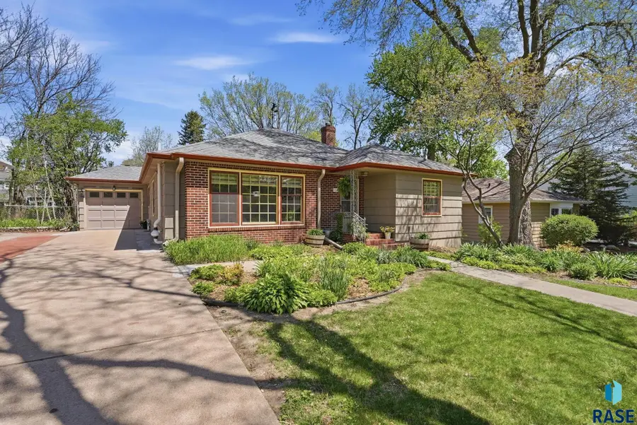 310 E 28th St, Sioux Falls, SD 57105 - #3