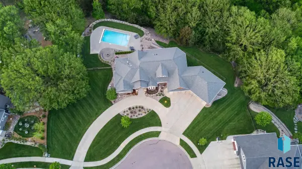 9004 E Torrey Pine Cir, Sioux Falls, SD 57110