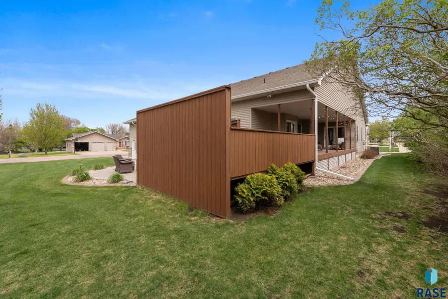 1005 Walnut St, Beresford, SD 57004 - #3