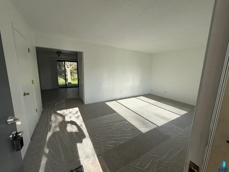 913 S Gordon Dr, Sioux Falls, SD 57110 - #3