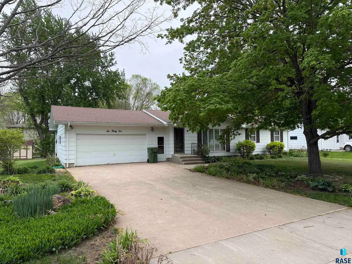 632 S Albert St, Freeman, SD 57029 - #1