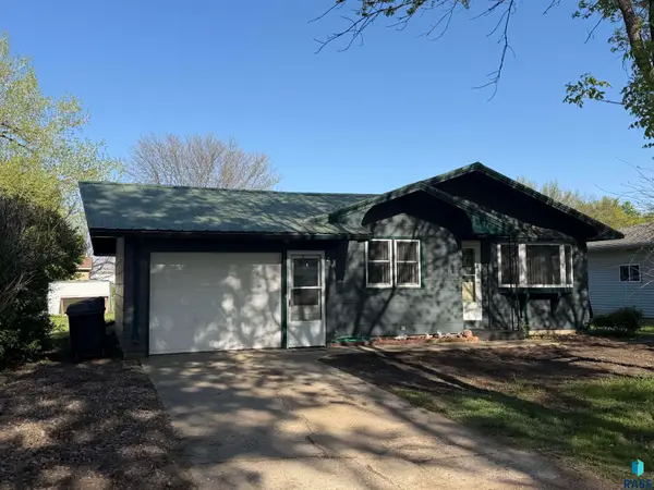 204 S East St, Menno, SD 57045