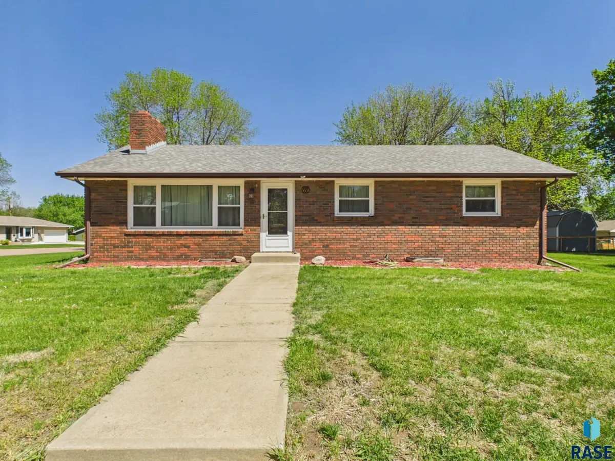 5608 W 32nd St, Sioux Falls, SD 57106 - #1