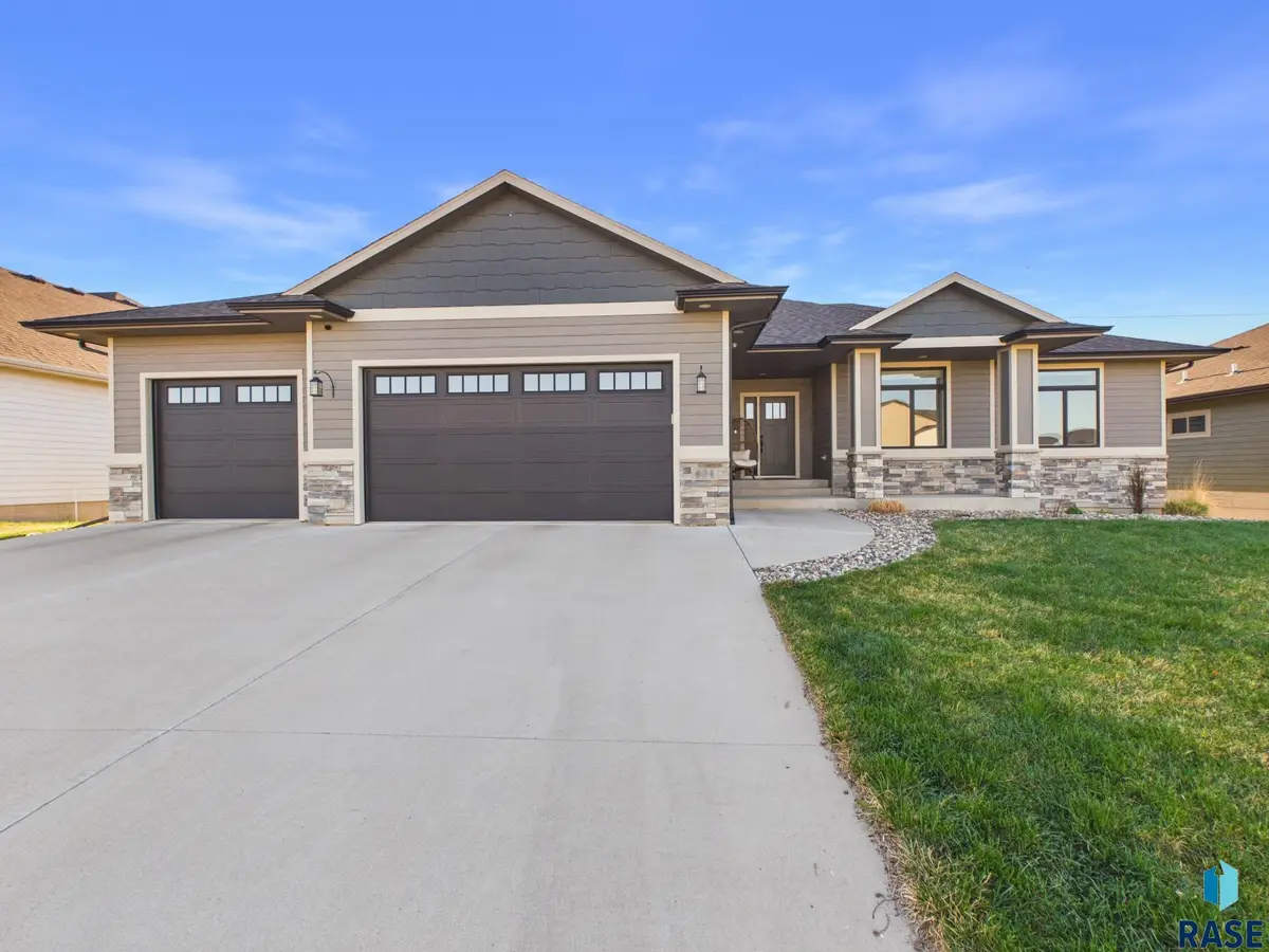 604 N Willow Creek Ave, Sioux Falls, SD 57110 - #1