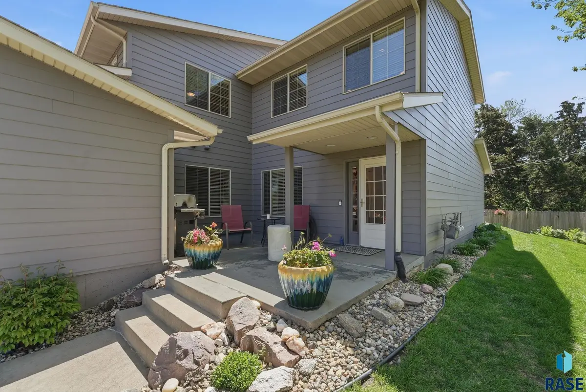 2301 E Beacon Pl, Sioux Falls, SD 57103 - #1